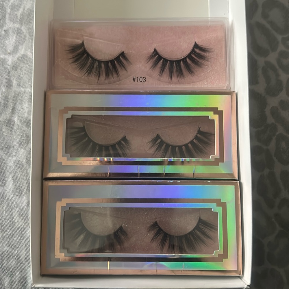 Women’s lashes